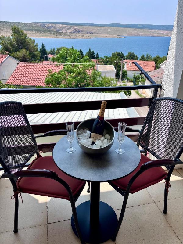 Double or Twin Room with Balcony and Sea View image 4