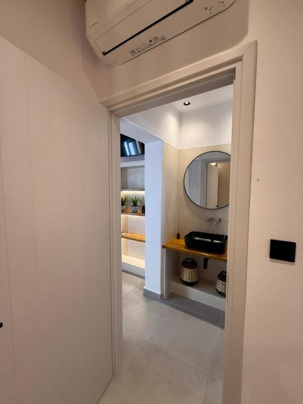 One-Bedroom Deluxe Apartment image 4
