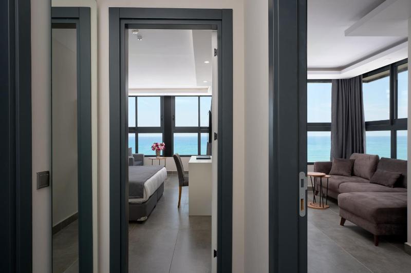Deluxe Double or Twin Room image 1