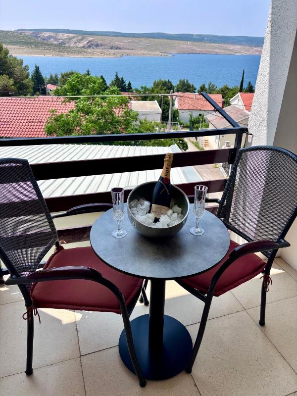Double or Twin Room with Balcony and Sea View image 2
