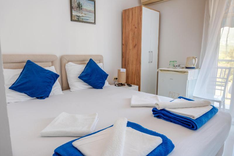 Double Room with Balcony image 4