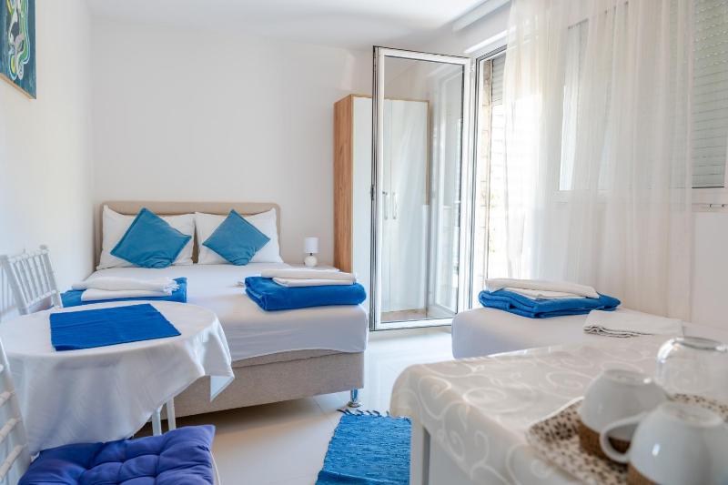 Triple Room with Balcony image 1