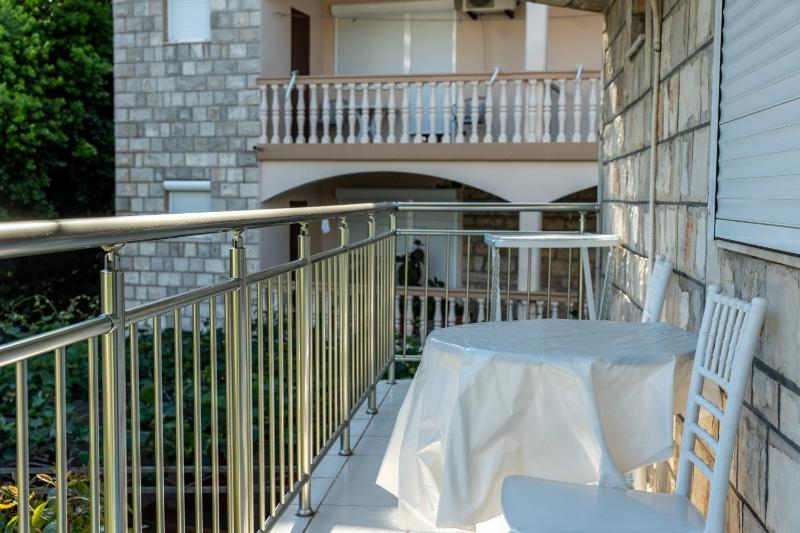 Triple Room with Balcony image 4