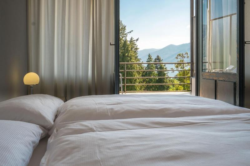 Comfort Twin Room with Balcony and Lake View image 4