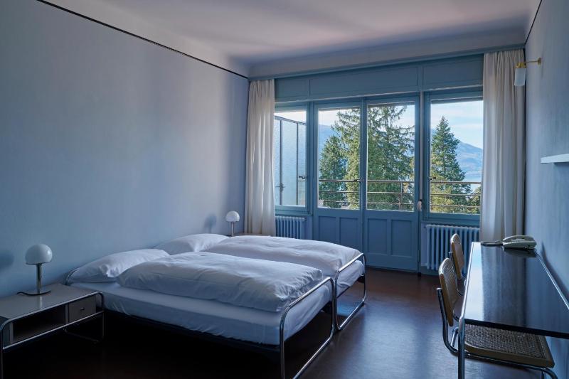 Comfort Twin Room with Balcony and Lake View image 3