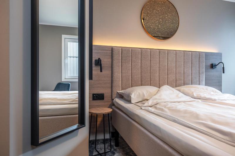 Standard Queen Room image 1