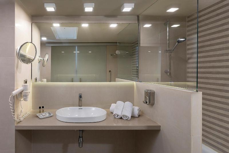 Superior Double or Twin Room with Sea View image 4