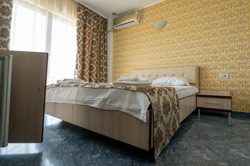 Deluxe Double Room with Balcony image 3