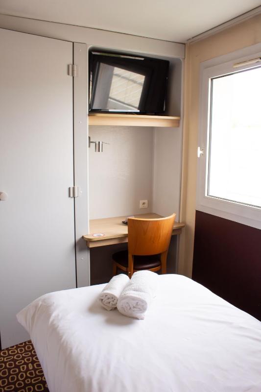 Standard Twin Room image 3