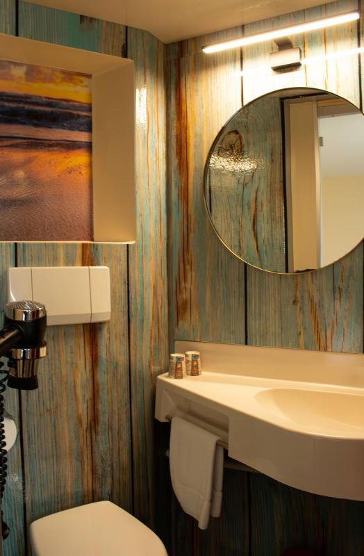 Standard Twin Room image 4
