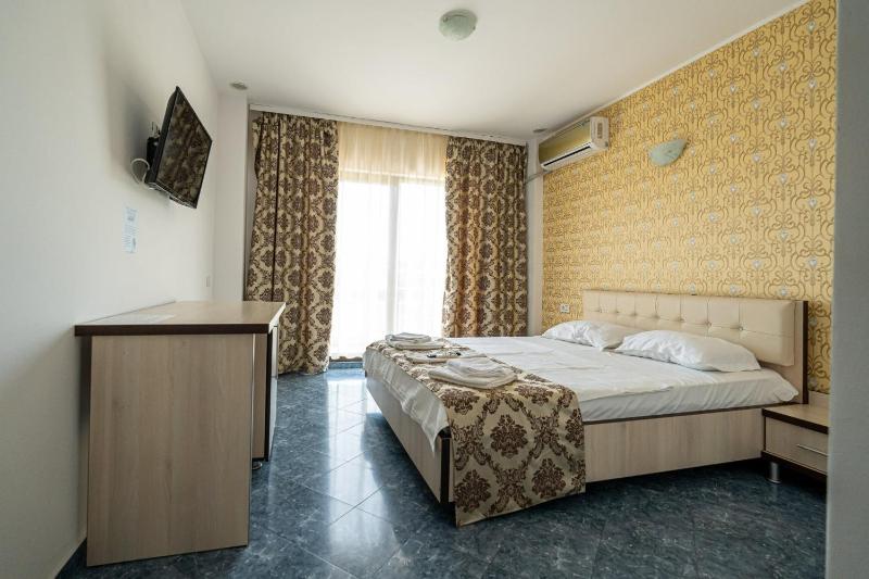 Deluxe Double Room with Balcony image 4