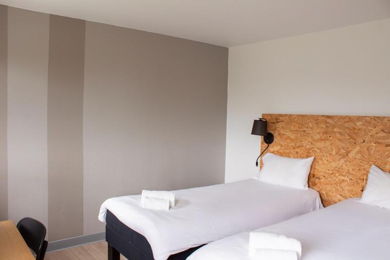 Superior Twin Room image 3