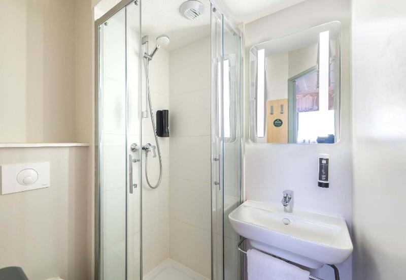 Twin Room image 3