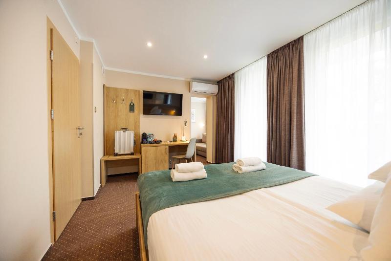 Deluxe Double Room with Balcony image 4