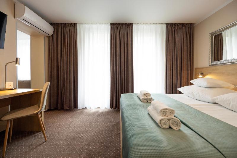 Deluxe Double Room with Balcony image 1