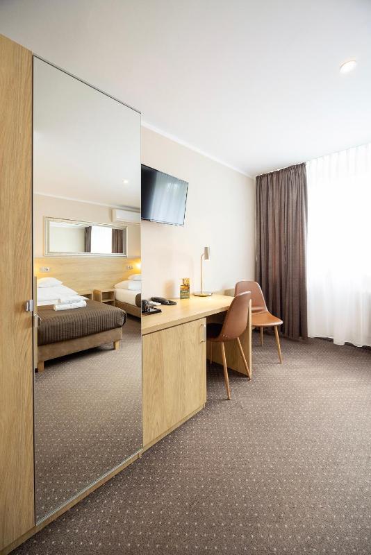 Economy Twin Room image 4