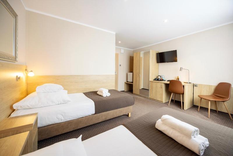Economy Twin Room image 3