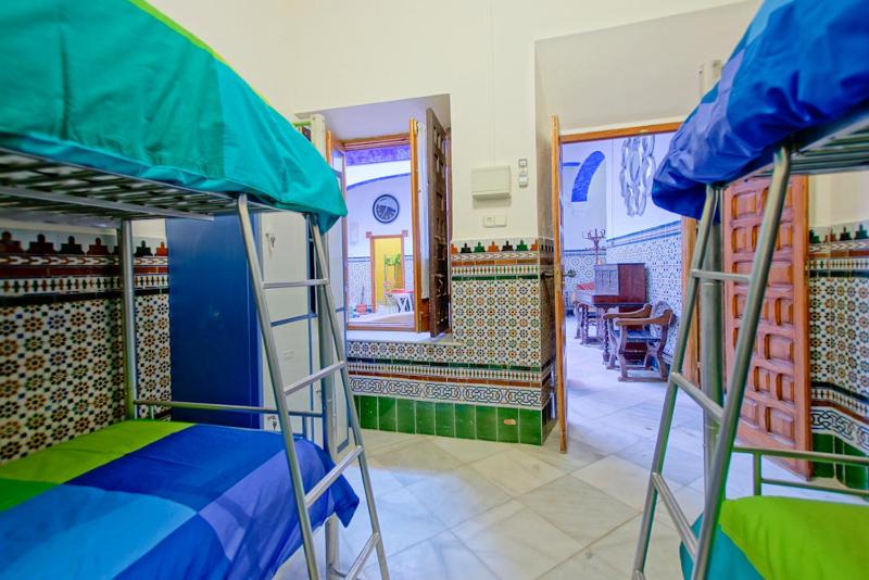 Bed in 6-Bed Mixed Dormitory Room image 3