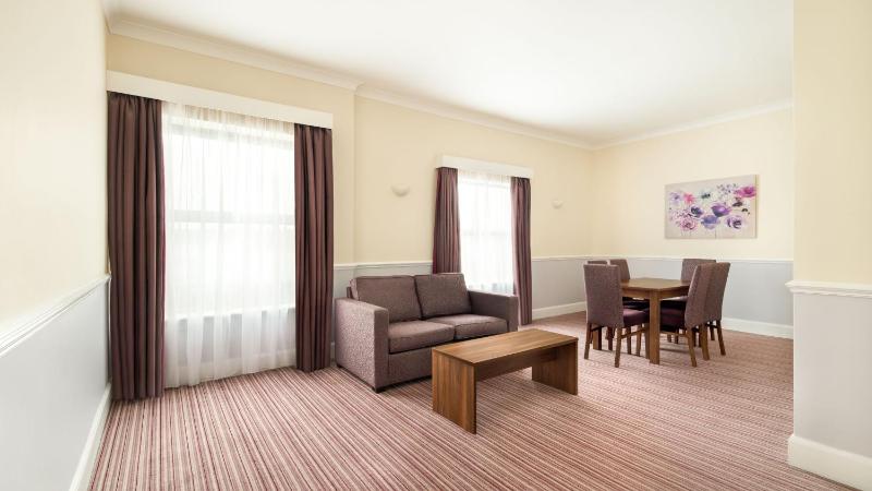 One-Bedroom Suite with Dining Area image 4