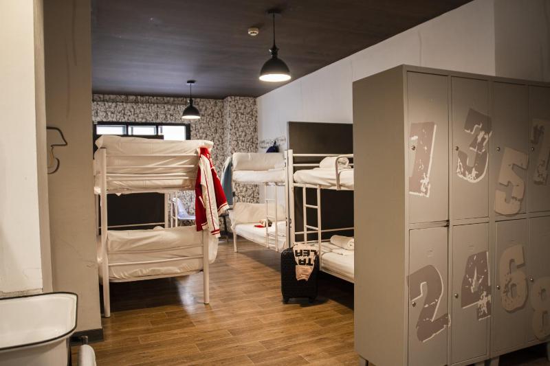 Single Bed in 8-Bed Female Dormitory Room with Private Bathroom image 1