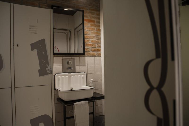 Single Bed in 4-Bed Dormitory Room with Private Bathroom image 1