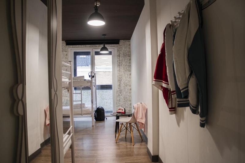 Single Bed in 6-Bed Dormitory Room with Private Bathroom image 4