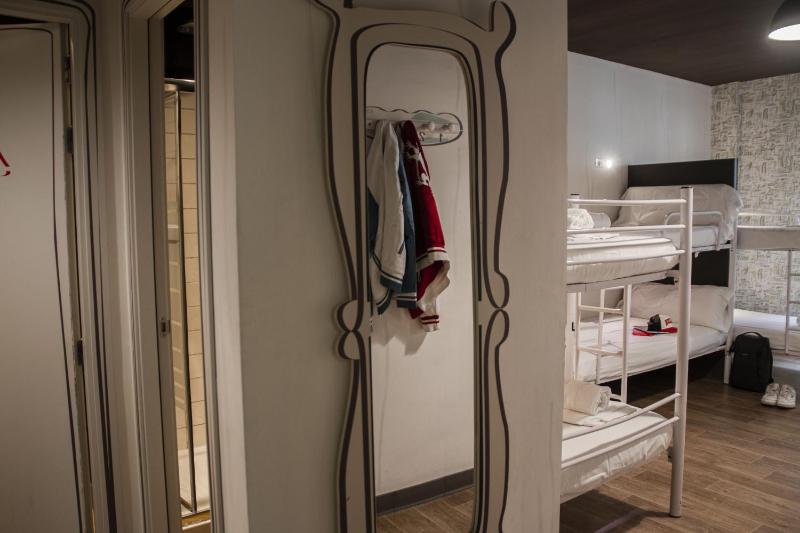 Single Bed in 6-Bed Dormitory Room with Private Bathroom image 1