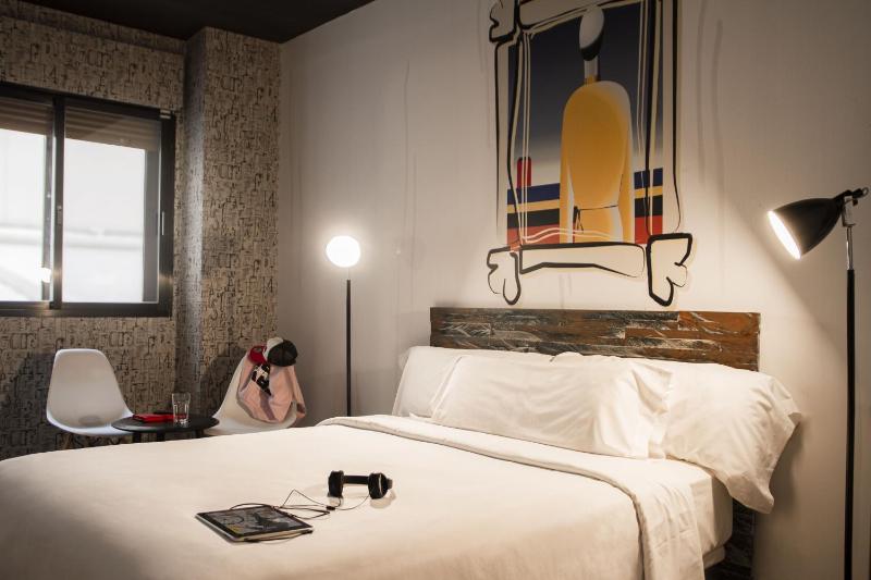 Double or Twin Room image 4