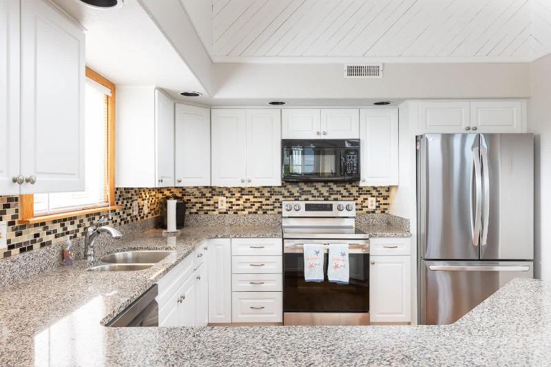 New Listing 3 Mins to Beach Pool Shuffleboard - image 35