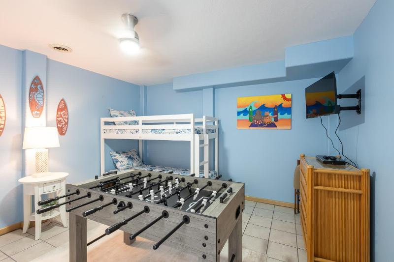 New Listing 3 Mins to Beach Pool Shuffleboard - image 30
