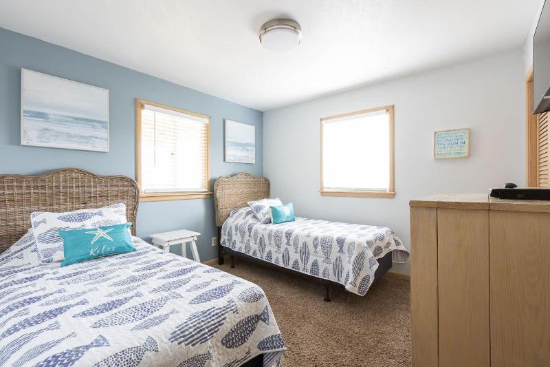 New Listing 3 Mins to Beach Pool Shuffleboard - image 36