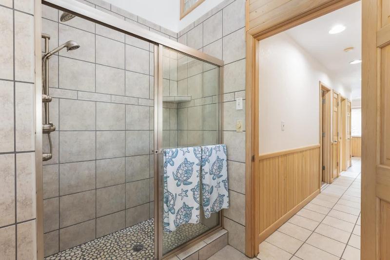 New Listing 3 Mins to Beach Pool Shuffleboard - image 4