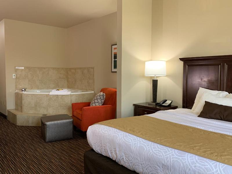 KING BED-WHIRLPOOL SUITE-NON SMOKING image 2