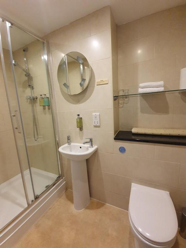 Basic Double Room image 2