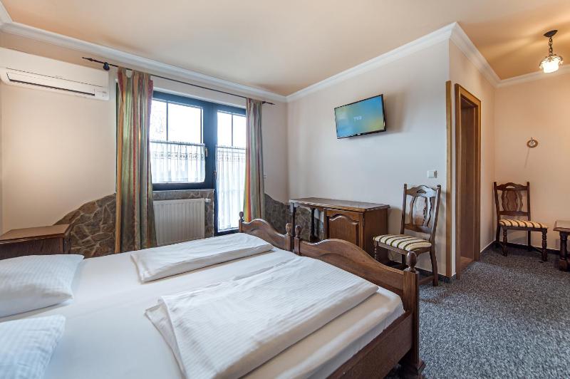 Triple Room with Private Bathroom image 3