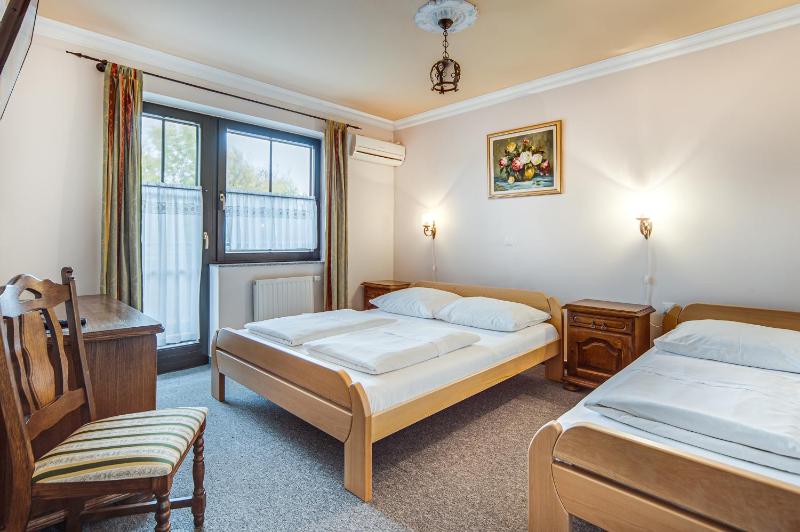 Triple Room with Private Bathroom image 2