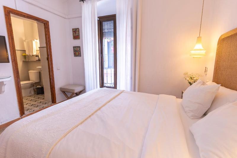 Standard Double Room image 3