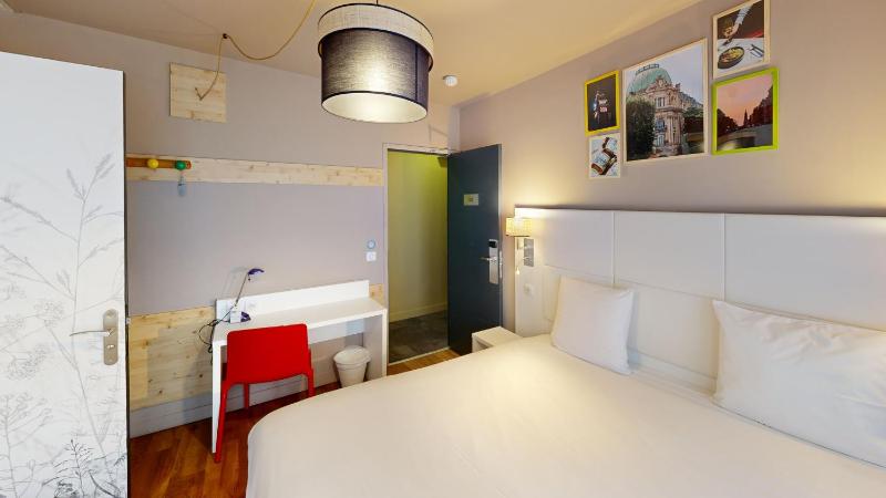 Pop Room with Double Bed (no Elevator) image 3