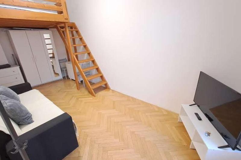 Cozy studio in Prague favorite neighborhood - image 1