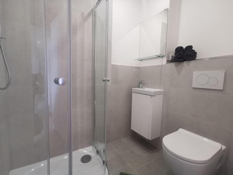 Modern studio with excellent transport links - image 7