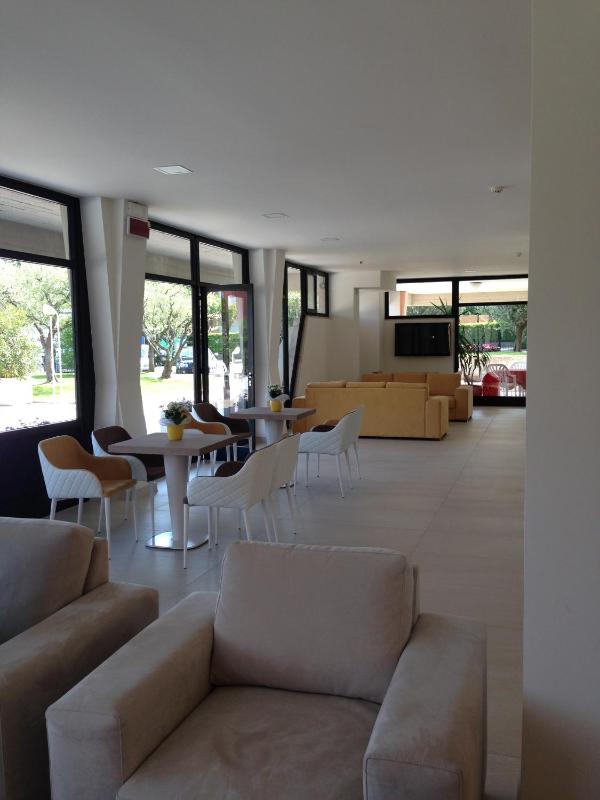 Hotel Holiday - image 20