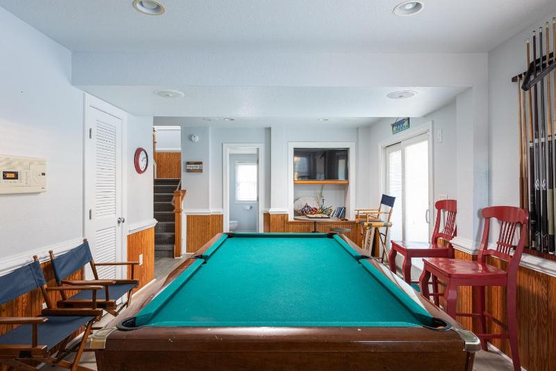 Coastal Charm with Pool Hot Tub & Resort Amenities - image 3