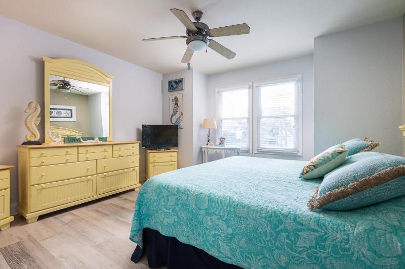 Coastal Charm with Pool Hot Tub & Resort Amenities - image 18