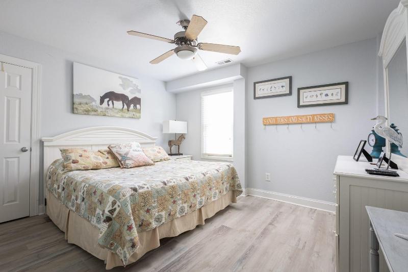Coastal Charm with Pool Hot Tub & Resort Amenities - image 42
