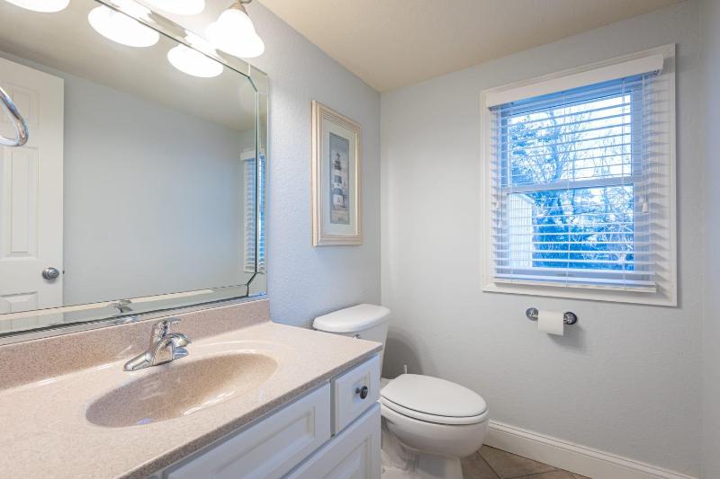 Coastal Charm with Pool Hot Tub & Resort Amenities - image 25