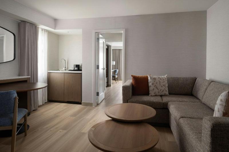 One-Bedroom King Suite with Sofa Bed image 3