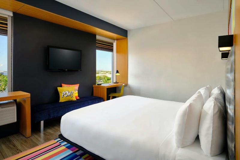 King Room with Roll-in Shower - Mobility Accessible image 1