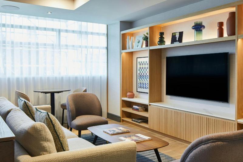 Executive King Room with MClub Lounge Access image 2