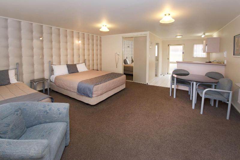 Geneva Motor Lodge - image 16