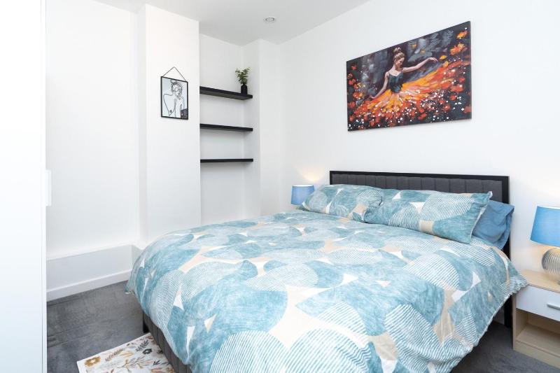Central Southampton Flat - image 13
